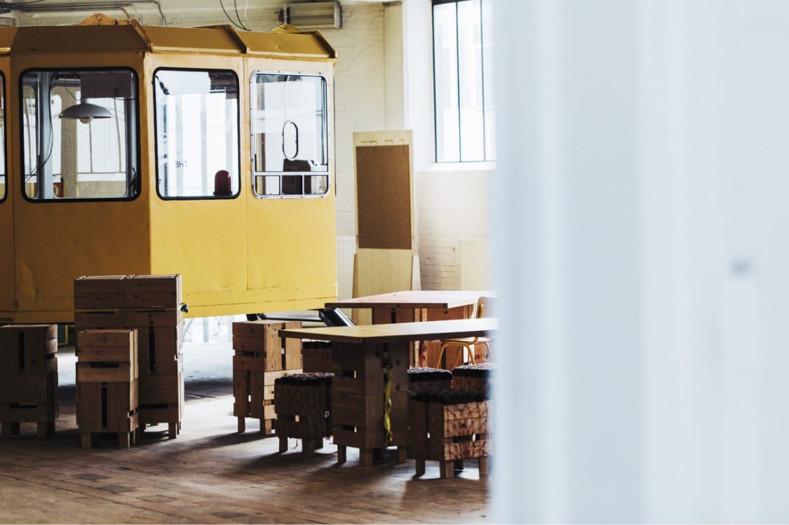 Een zicht op een gele vergadercabine binnen in de Budafabriek