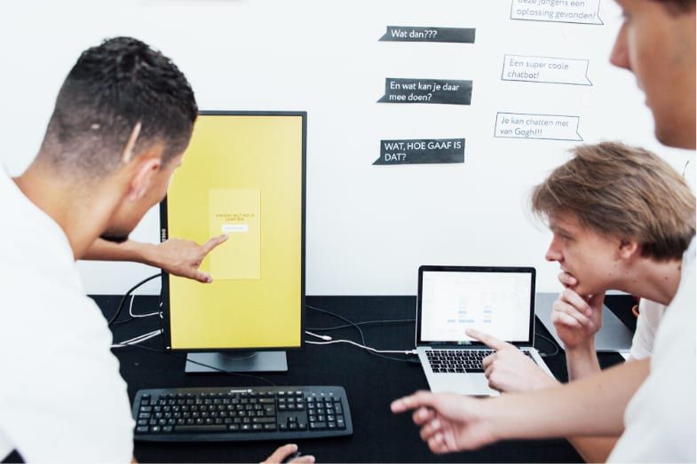 Heel veel postIt's in verschillende kleuren aan een muur geplakt